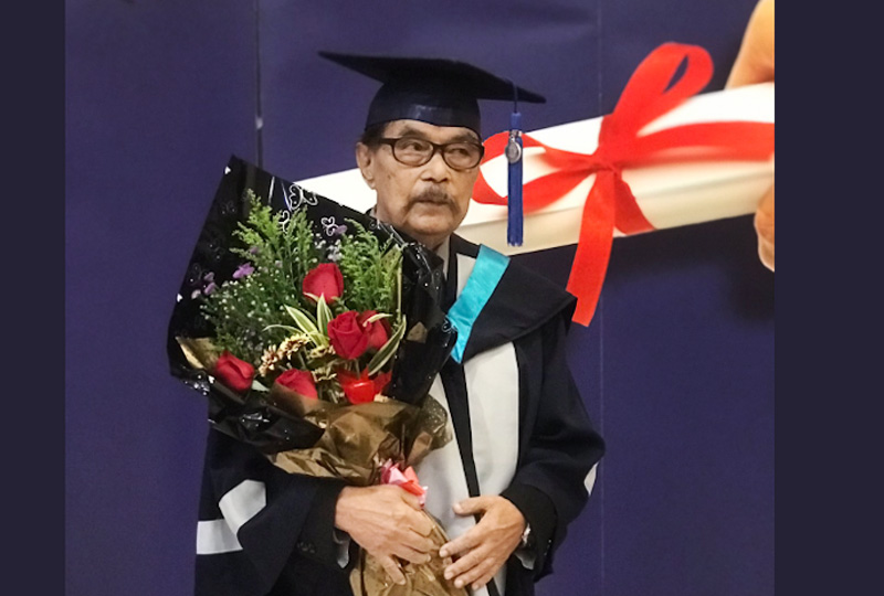 87-YEAR-OLD MALAYSIAN GRANDDAD GRADUATES WITH DEGREE, INSPIRES MANY YOUTH