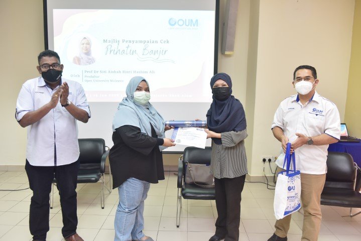 OUM awards posthumous degree to Shah Alam learner