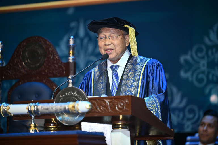 Azman Hashim dilantik canselor baharu OUM